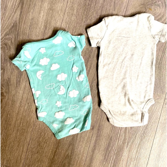 3 Months boy Carters pack! 3 Onesies, 2 piece fall outfit and 1 long sleeve💙🍁 - Picture 7 of 14